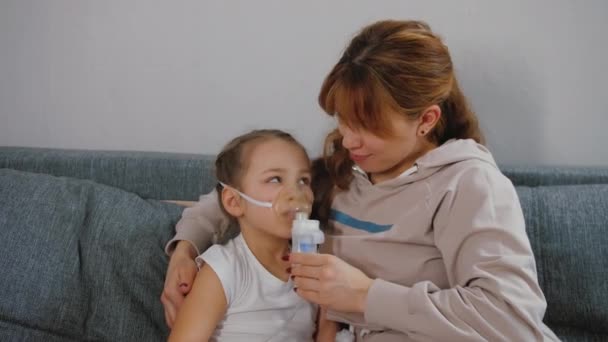 Moeder geeft haar baby meisje inhalatie met medische vernevelaar, zieke bronchitis — Stockvideo