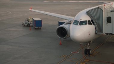 Jet havaalanında hizmet bekliyor.
