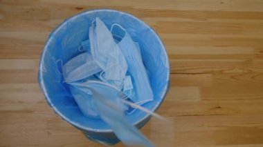 Kullanılmış tıbbi maskeleri çöpe atmak, bir dizi çekim. Atılmış cerrahi maskeler