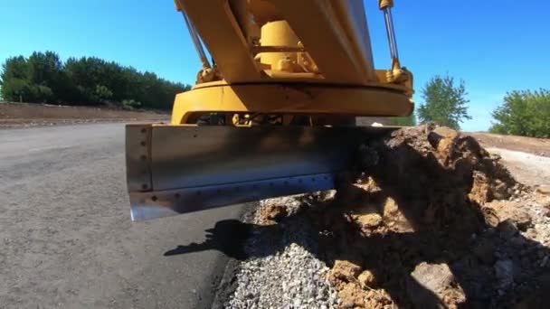 Poziomy równiarki materiałów budowlanych luzem do budowy nowej drogi — Wideo stockowe