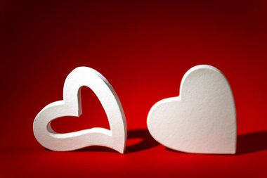 Sevgililer Günü 'nün 14 Şubat' ı anısına kırmızı arka planda beyaz büyük kalpler. Sevgililer Günü.