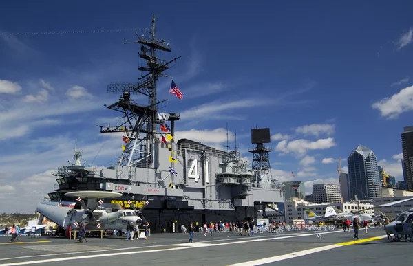 SAN DIEGO, California, USA - 13 marzo 2016: USS Midway nel porto di San Diego, USA — Foto Stock