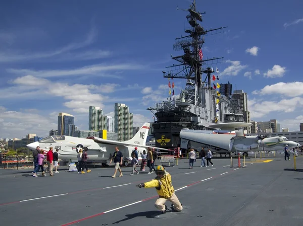 САН-ДИЕГО, Калифорния, США - 13 марта 2016 года: USS Midway в гавани Сан-Диего, США — стоковое фото