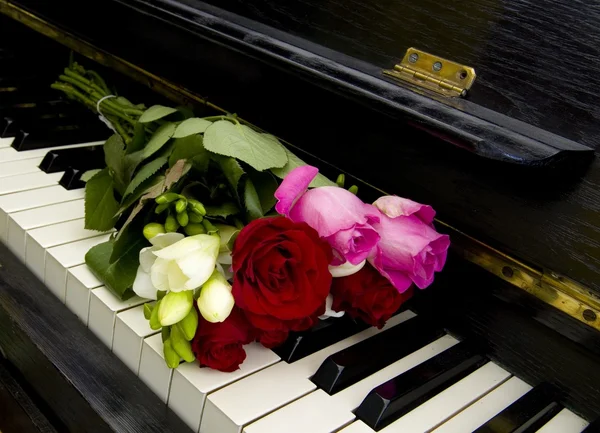 Συλλυπητήριο μήνυμα κάρτα - λουλούδια στο πιάνο — Φωτογραφία Αρχείου