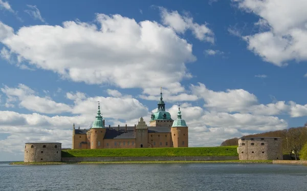 КАСТЛЕ ОФ КАЛМАР, ШВЕЦИЯ - 8 мая 2015 года: Кальмар Слотт (Замок) в Кальмаре, Швеция, май 2015 года — стоковое фото