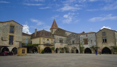 Monpazier, Fransa - 10 Eylül 2015: Main square Monpazier, Dordogne, Fransa, Eylül 2015 bastide içinde