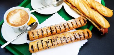 Kahvaltı - pasta, sandviç ve kahve Kupası