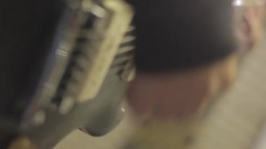 Elektro gitar çalıyorum.