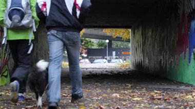 Bir Altgeçit yürüyen bir çift ellerimi