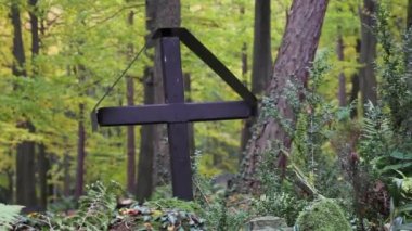 Mezarlıkta çapraz.