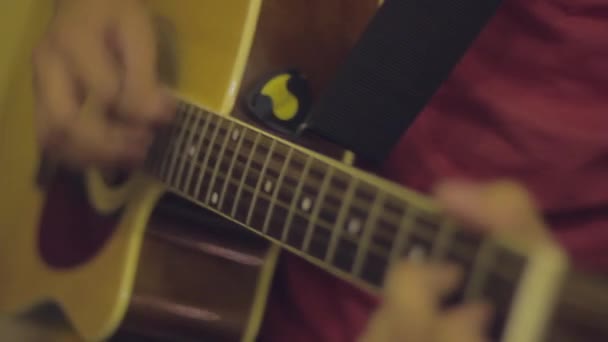 Akustische Gitarre spielen — Stockvideo