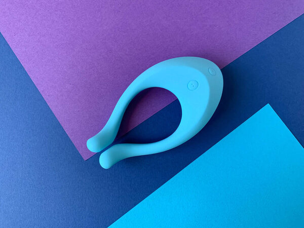 Секс-игрушка. Синий вибратор на синем фоне. Полезно для взрослых, секс-шоп