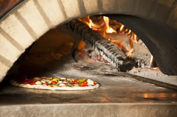 Pizza italiana real no forno a lenha Fotos De Bancos De Imagens