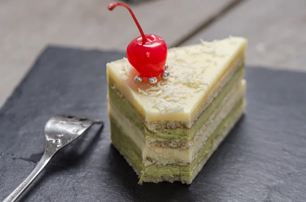 Beyaz çikolatalı çay matcha pasta dilimi