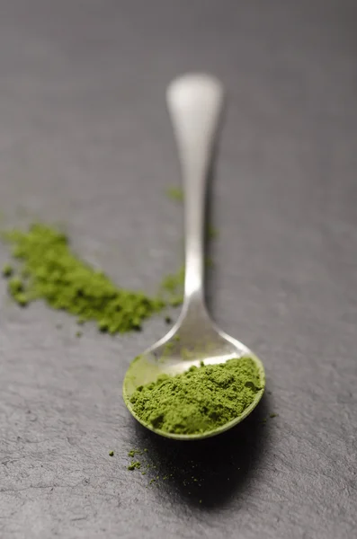 Bir kaşıkla matcha toz