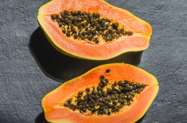 Sulu papaya yarısı