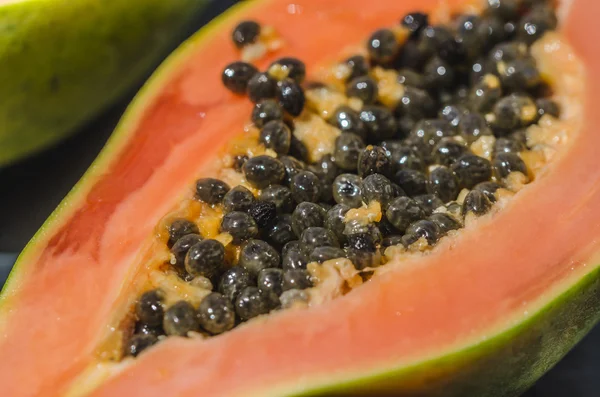 Sulu papaya yarısı