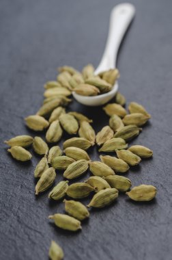 Beyaz bir kaşık Kakuleden tohumları 