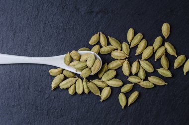 Beyaz bir kaşık Kakuleden tohumları 