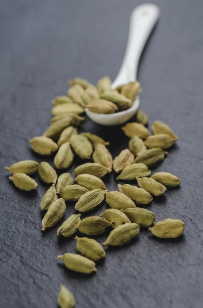 Beyaz bir kaşık Kakuleden tohumları 