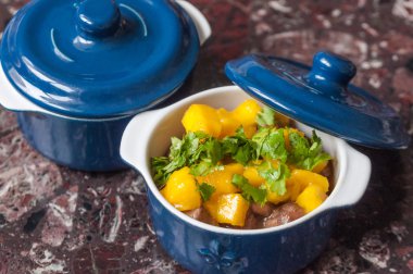 Mango ve ördek ile Cocotte