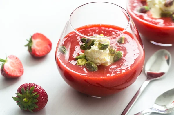 Krem şanti ile çilek çorbası