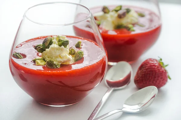 Krem şanti ile çilek çorbası