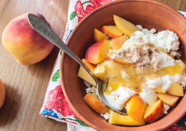 Şeftalilerin taze kuark