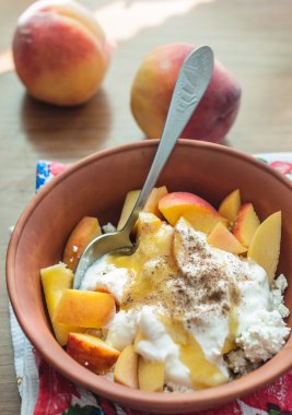 Şeftalilerin taze kuark