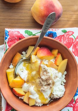 Şeftalilerin taze kuark