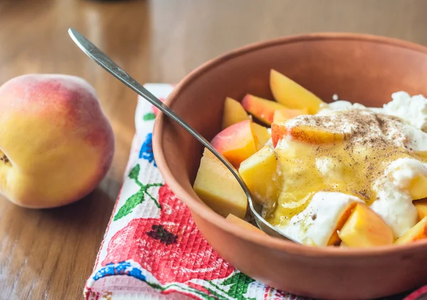 Şeftalilerin taze kuark