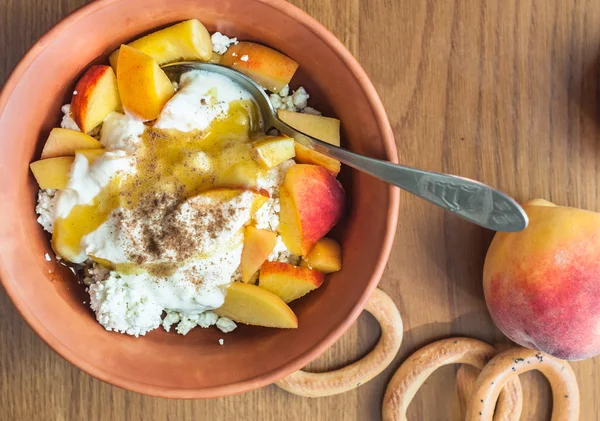 Şeftalilerin taze kuark