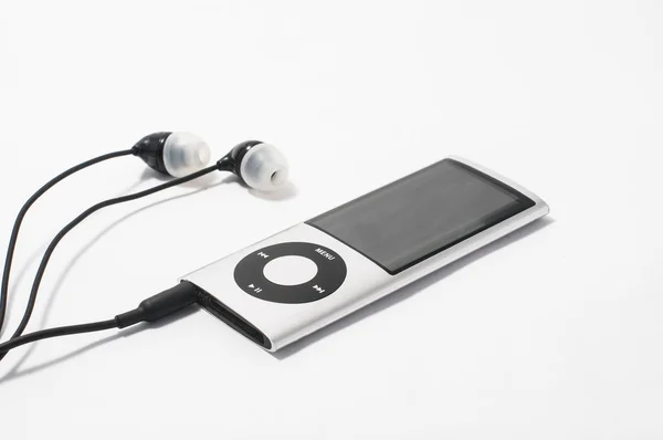 Narva, Estonya - 31 Ocak: Bir gümüş Ipod Nano Narva, Estonya beyaz zemin üzerine beşinci nesil üzerinde 31 Ocak