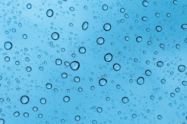 Ayna üzerinde yağmur damlası