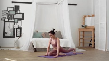 Beyaz kadın spor giyim sektöründe yoga yapıyor, asanas eka pada rajakapotasana.