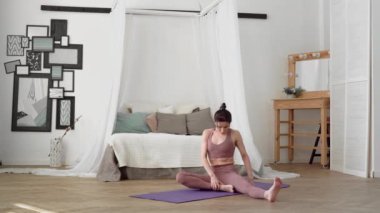 Beyaz kadın spor giyim sektöründe yoga yapıyor. Paschimottanasana.