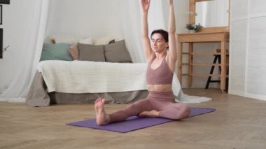 Beyaz kadın spor giyim sektöründe yoga yapıyor. Paschimottanasana.