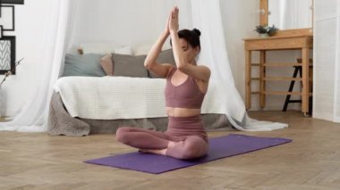 Beyaz kadın spor kıyafetleri içinde yoga yapıyor, Asanas Pranayama 'yı rahatlatıyor.