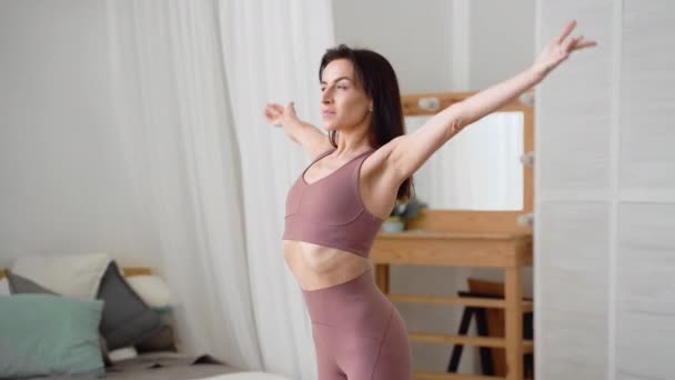 Mujer Delgada Flexible Caucásica Mediana Edad Con Pelo Negro Chándal — Vídeo de stock