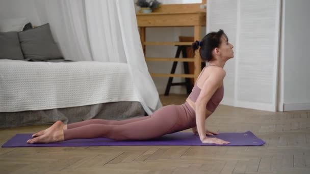 Una Mujer Delgada Flexible Caucásica Mediana Edad Con Cabello Negro — Vídeo de stock