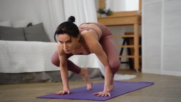 Donna Snella Flessibile Caucasica Mezza Età Con Capelli Neri Tuta — Video Stock