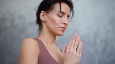 Beyaz kadın spor kıyafetleri içinde yoga yapıyor, Asanas Pranayama 'yı rahatlatıyor.