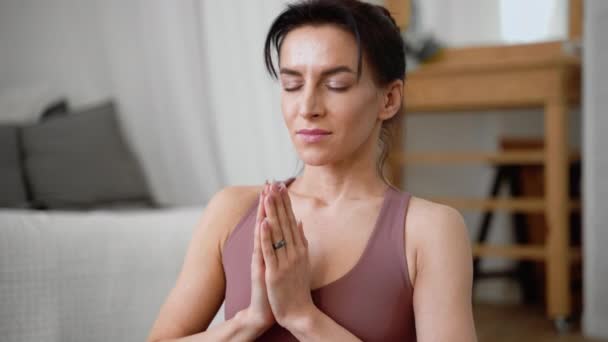 Perempuan kaukasia dalam pakaian olahraga melakukan yoga relax asanas pranayama — Stok Video