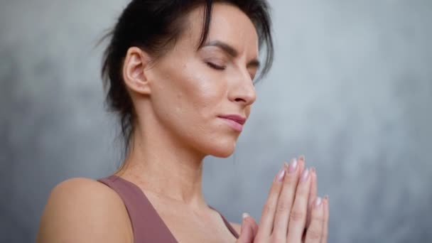 Mujer caucásica en ropa deportiva realiza yoga relax asanas pranayama — Vídeo de stock