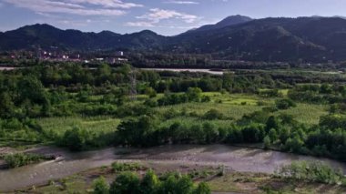 Nehir, dağlar, orman, şehir, bulutlu gökyüzü, Gürcistan 'da insansız hava aracı