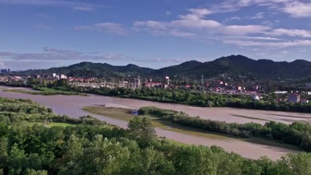 Valle con fiume, montagne, foresta, città, cielo nuvoloso, con drone in Georgia — Video Stock