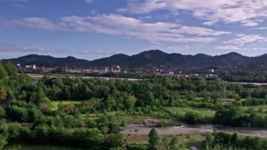 Nehir, dağlar, orman, şehir, bulutlu gökyüzü, Gürcistan 'da insansız hava aracı