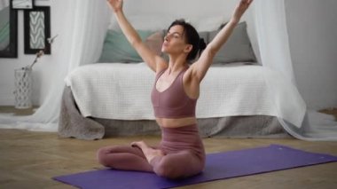 Beyaz kadın spor kıyafetleri içinde yoga yapıyor, Asanas Pranayama 'yı rahatlatıyor.