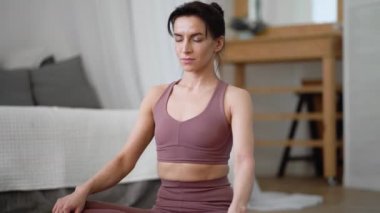 Beyaz kadın spor kıyafetleri içinde yoga yapıyor, Asanas Pranayama 'yı rahatlatıyor.