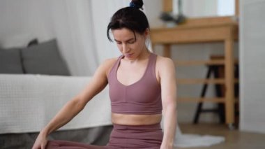 Beyaz kadın spor kıyafetleri içinde yoga yapıyor, Asanas Pranayama 'yı rahatlatıyor.